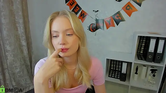 Snapshot of Melanie_Ryer chatting on 10.29.25 Melanie Ryer online show from 10.29.25