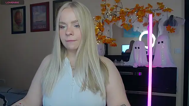 Snapshot of LisaCandy1 chatting on 10.30.25 LisaCandy1 online show from 10.30.25