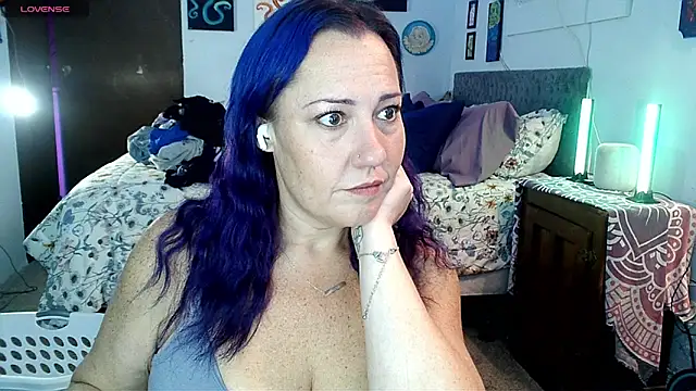 Snapshot of kristallic chatting on 12.15.25 kristallic online show from 12.15.25