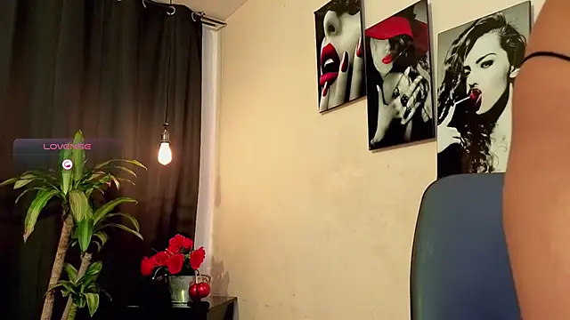 Snapshot of Flor_Gil chatting on 11.23.25 Flor Gil online show from 11.23.25