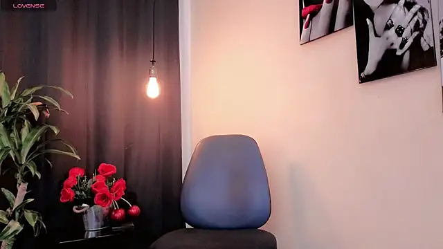 Snapshot of Flor_Gil chatting on 12.04.25 Flor Gil online show from 12.04.25