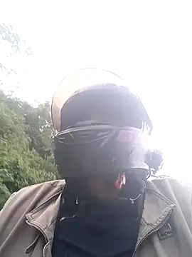 Snapshot of yuhenthr chatting on 10.30.25 yuhenthr online show from 10.30.25