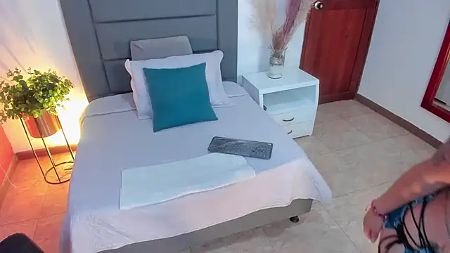 HannaaWells online show from 11.14.25