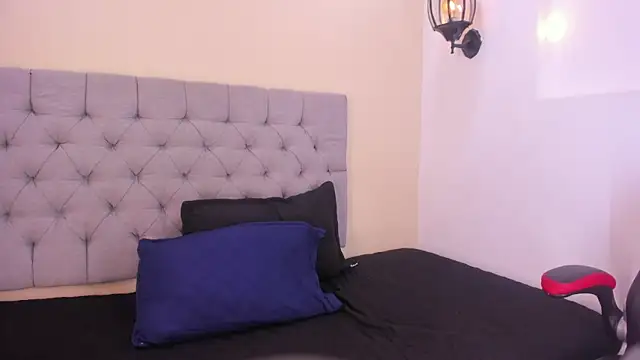 Snapshot of MiaBloom__ chatting on 11.13.25 MiaBloom online show from 11.13.25