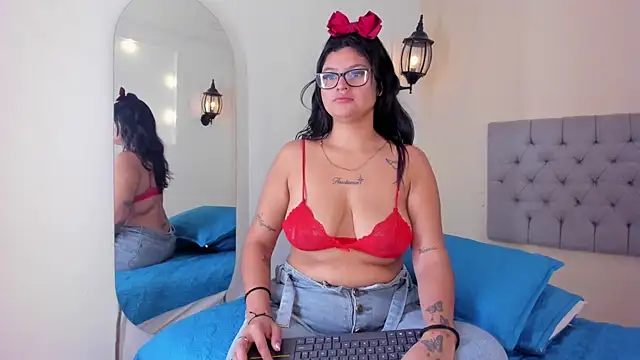 Snapshot of MiaBloom__ chatting on 11.21.25 MiaBloom online show from 11.21.25