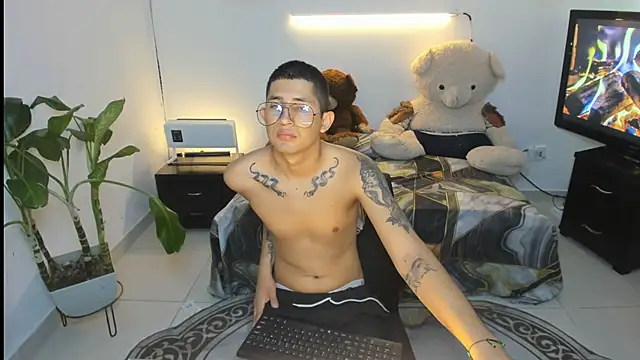 Snapshot of darwinandbrayann chatting on 03.03.26 darwinandbrayann online show from 03.03.26