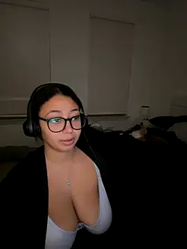 Snapshot of minha_baby chatting on 11.18.25 minha baby online show from 11.18.25