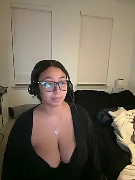 Snapshot of minha_baby chatting on 11.23.25 minha baby online show from 11.23.25