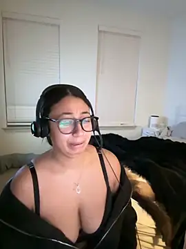 Snapshot of minha_baby chatting on 11.28.25 minha baby online show from 11.28.25