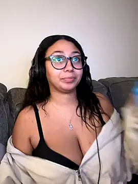 Snapshot of minha_baby chatting on 12.02.25 minha baby online show from 12.02.25