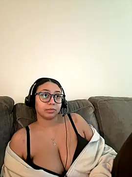 Snapshot of minha_baby chatting on 12.04.25 minha baby online show from 12.04.25