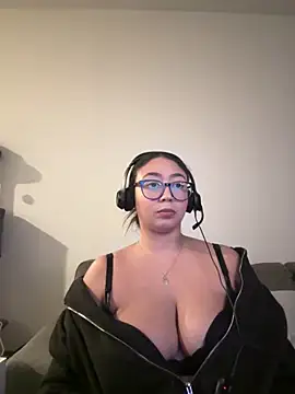 Snapshot of minha_baby chatting on 12.19.25 minha baby online show from 12.19.25