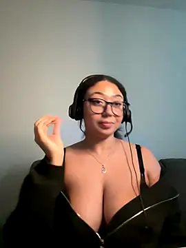 Snapshot of minha_baby chatting on 12.20.25 minha baby online show from 12.20.25