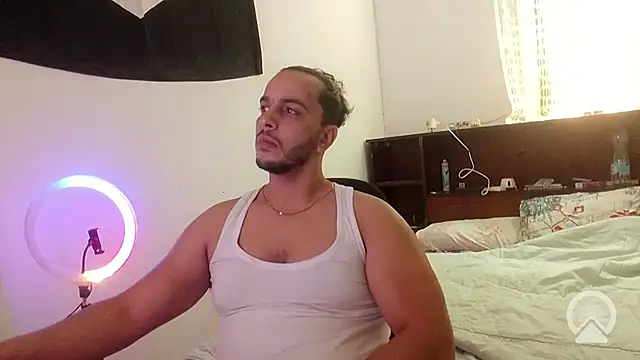 Snapshot of the_luxe_ chatting on 11.04.25 the luxe online show from 11.04.25