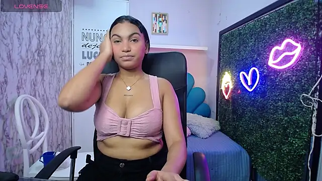 Snapshot of valeria_martinez19 chatting on 11.21.25 valeria martinez19 online show from 11.21.25