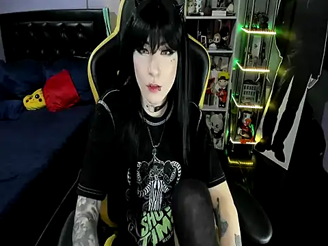 Snapshot of Yummy_dark chatting on 10.31.25 Yummy dark online show from 10.31.25