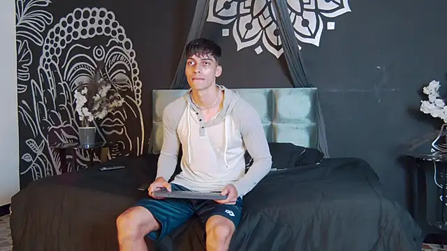 AlessioVitale online show from 11.06.25