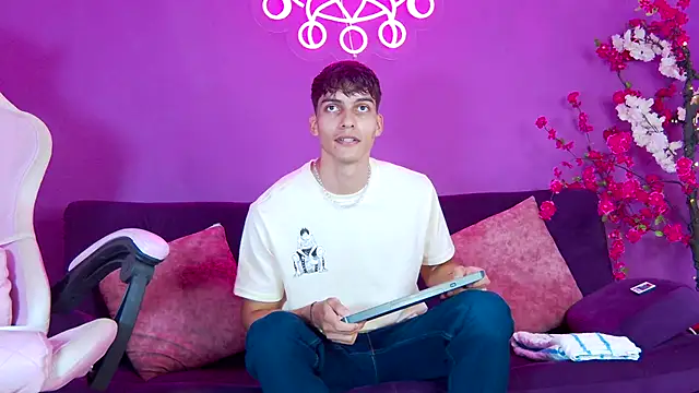 AlessioVitale online show from 11.24.25