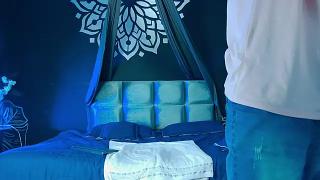 Snapshot of AlessioVitale chatting on 12.22.25 AlessioVitale online show from 12.22.25