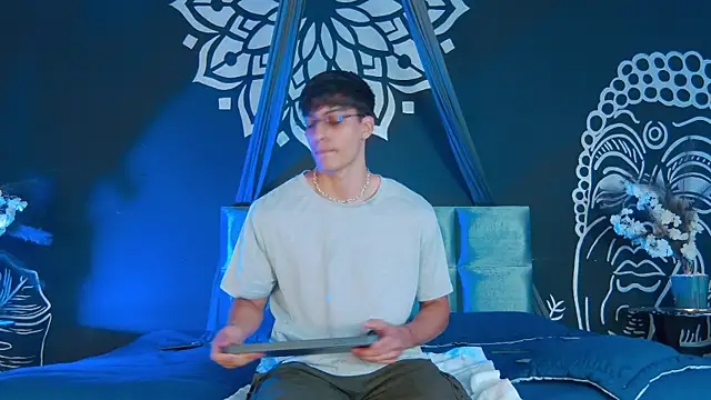 Snapshot of AlessioVitale chatting on 01.07.26 AlessioVitale online show from 01.07.26