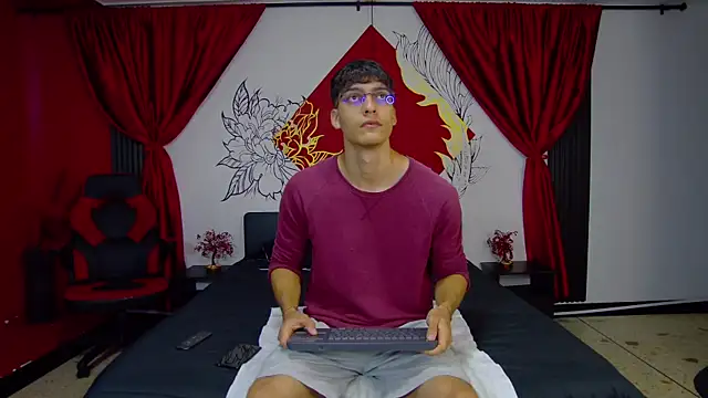 Snapshot of AlessioVitale chatting on 01.13.26 AlessioVitale online show from 01.13.26