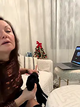 Snapshot of HotLdyllic chatting on 12.21.25 HotLdyllic online show from 12.21.25