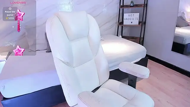 leo and mia online show from 11.25.25