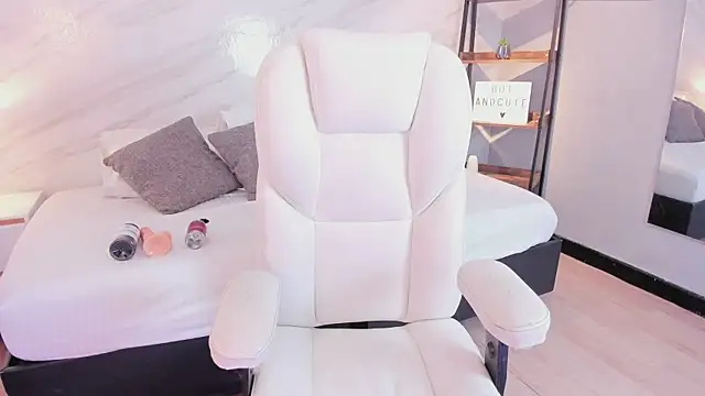 leo and mia online show from 12.16.25