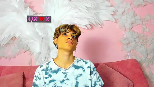 Snapshot of Leo_Glow chatting on 11.29.25 Leo Glow online show from 11.29.25