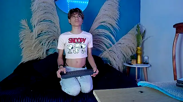 Snapshot of Leo_Glow chatting on 12.05.25 Leo Glow online show from 12.05.25