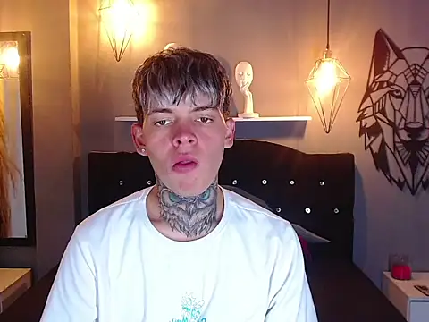 Snapshot of frankboyx chatting on 11.04.25 frankboyx online show from 11.04.25