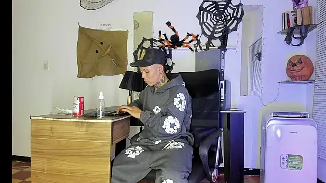 Snapshot of xxxTerrysxxx chatting on 10.31.25 xxxTerrysxxx online show from 10.31.25