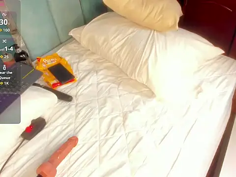 Chaarlotte 09 online show from 12.16.25