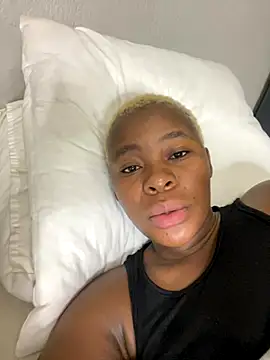 Snapshot of MiyaXo2 chatting on 11.18.25 MiyaXo2 online show from 11.18.25