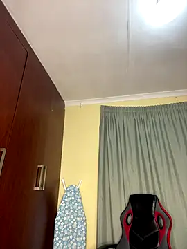 Snapshot of MiyaXo2 chatting on 12.19.25 MiyaXo2 online show from 12.19.25