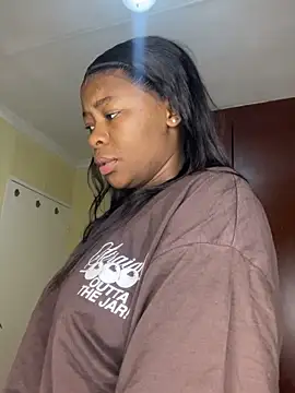 Snapshot of MiyaXo2 chatting on 12.22.25 MiyaXo2 online show from 12.22.25