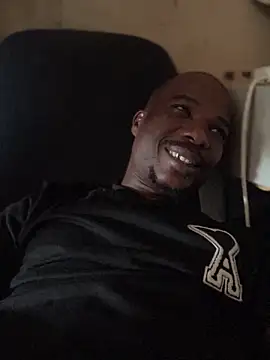 Snapshot of Ndodemnyama@xh chatting on 12.21.25 Ndodemnyamaxh online show from 12.21.25