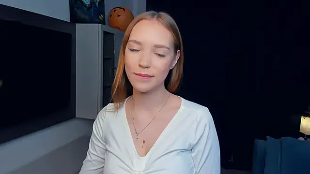 Snapshot of MerlePalaia chatting on 11.10.25 MerlePalaia online show from 11.10.25