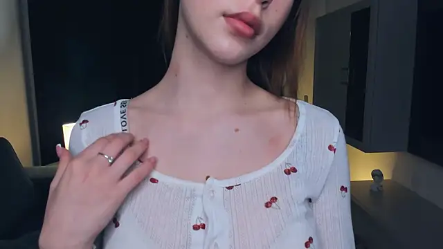 Snapshot of MerlePalaia chatting on 11.18.25 MerlePalaia online show from 11.18.25