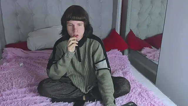 Snapshot of CutieKai_ chatting on 11.04.25 CutieKai online show from 11.04.25