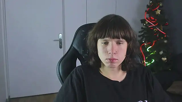 Snapshot of CutieKai_ chatting on 12.21.25 CutieKai online show from 12.21.25