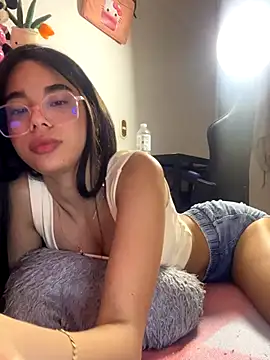 Snapshot of Milleradhara24 chatting on 12.14.25 Milleradhara24 online show from 12.14.25