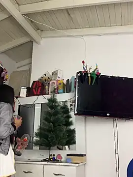 Snapshot of Milleradhara24 chatting on 12.19.25 Milleradhara24 online show from 12.19.25