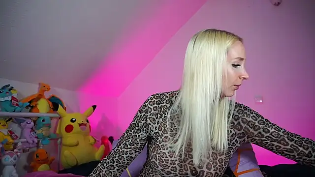 Snapshot of StellaCinderella chatting on 10.19.25 StellaCinderella online show from 10.19.25