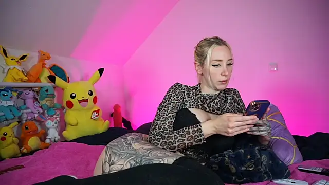 Snapshot of StellaCinderella chatting on 10.22.25 StellaCinderella online show from 10.22.25