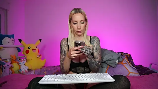 Snapshot of StellaCinderella chatting on 11.18.25 StellaCinderella online show from 11.18.25