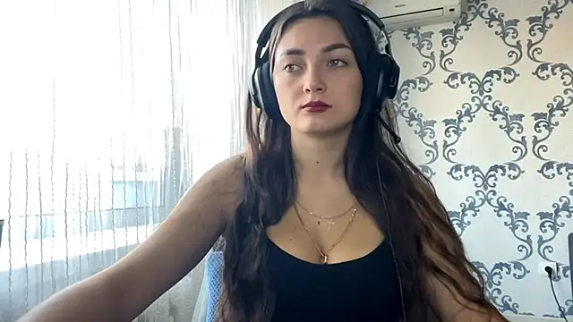 Snapshot of TwotyBright chatting on 11.04.25 TwotyBright online show from 11.04.25