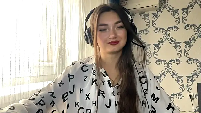 Snapshot of TwotyBright chatting on 11.06.25 TwotyBright online show from 11.06.25