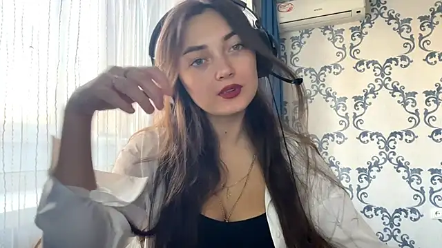 Snapshot of TwotyBright chatting on 11.08.25 TwotyBright online show from 11.08.25