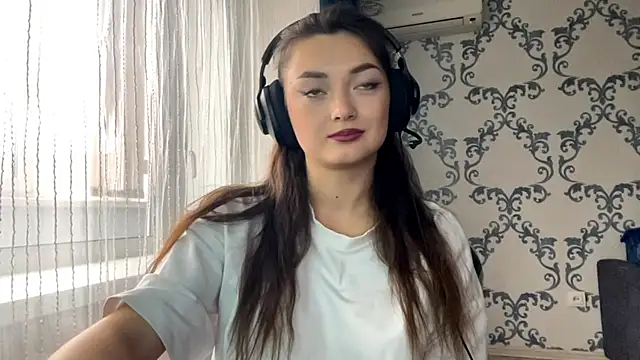 Snapshot of TwotyBright chatting on 11.11.25 TwotyBright online show from 11.11.25